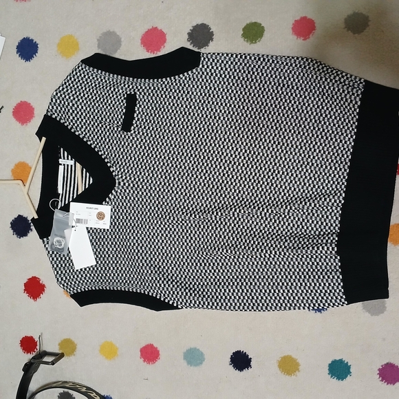 Black and White Sleeveless Top - Picture 1 of 5